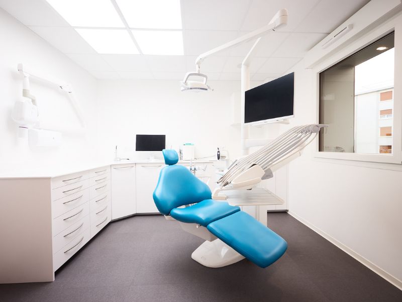 Dr Silviu Oratie - Dentiste Granville - Salle de soins
